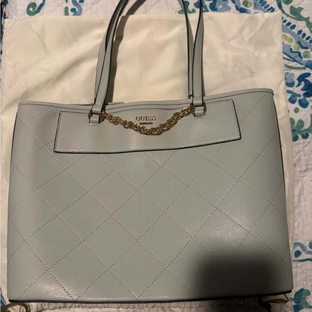 Guess shoulder bag and light gray